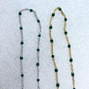 Tynd ædelstål-kæde med grønne emaljeperler
