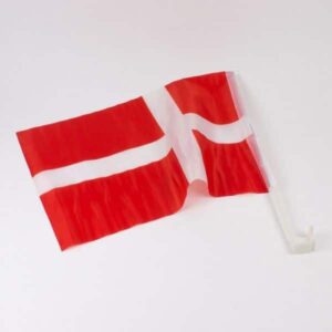 Det danske flag / Dannebrogsflag på pind til bilen.