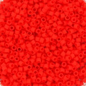 Miyuki Delica perle. / Opaque vermillion mat rød / Størrelse 11/0 (2mm) / Længde 1,6mm. - Vidde 1,3mm. - Tykkelse 1,3mm. - Hul 0,8mm. / 4 gram i pose / Nr. DB-757