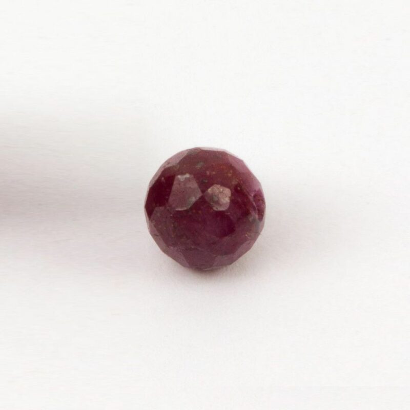 Rubin, anboret, 6mm, rund, tætfacet, 1stk.